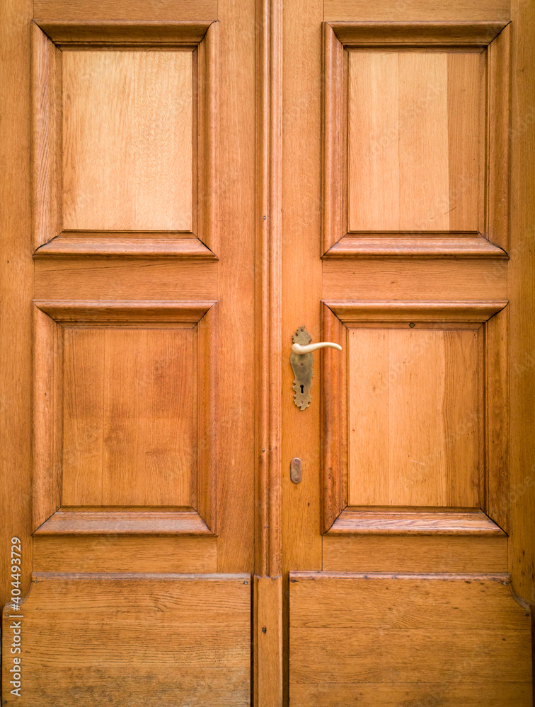 Front Exterior door made of solid wood.
Haustür aus Massivholz. Front Exterior door made of solid wood.
Haustür aus Massivholz.