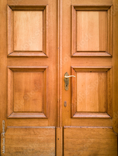 Front Exterior door made of solid wood. Haust  r aus Massivholz.