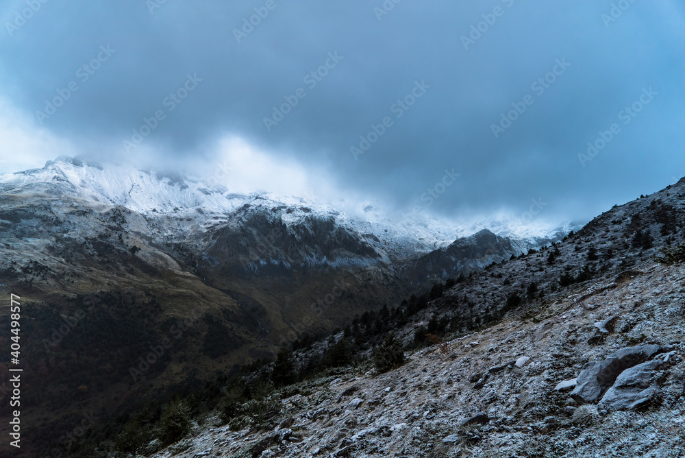 Fototapeta premium Amanecer nevado en montañas Pirineo