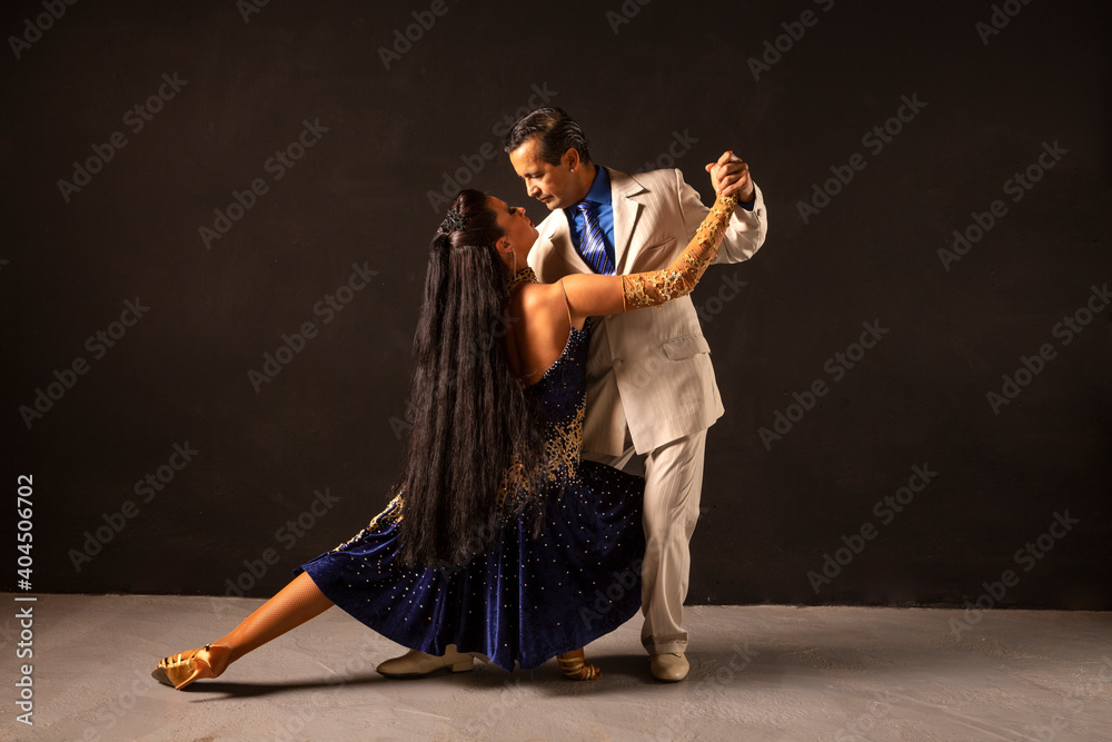 Pareja profesional de Tango bailando, en estudio, de forma pasional y sensual Pareja profesional de Tango bailando, en estudio, de forma pasional y sensual