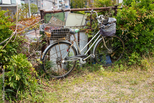 空き地に放置された古い自転車