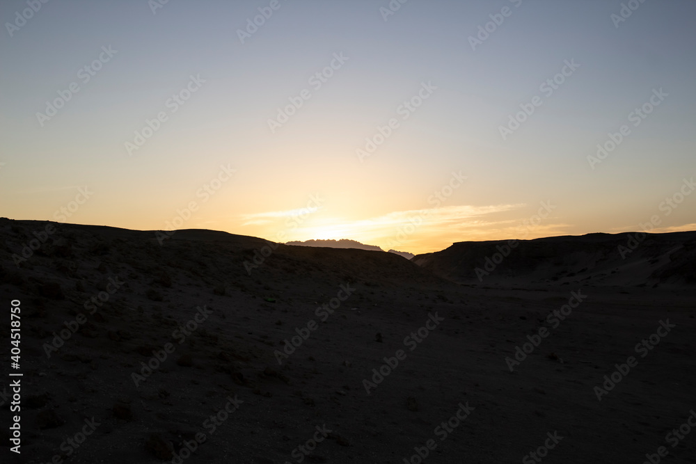 Obraz premium A sunset in the desert in Hurghada in the Egypt.