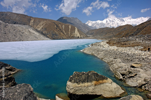 Montanhas e lago na Cordilheira do Himalaia. Nepal