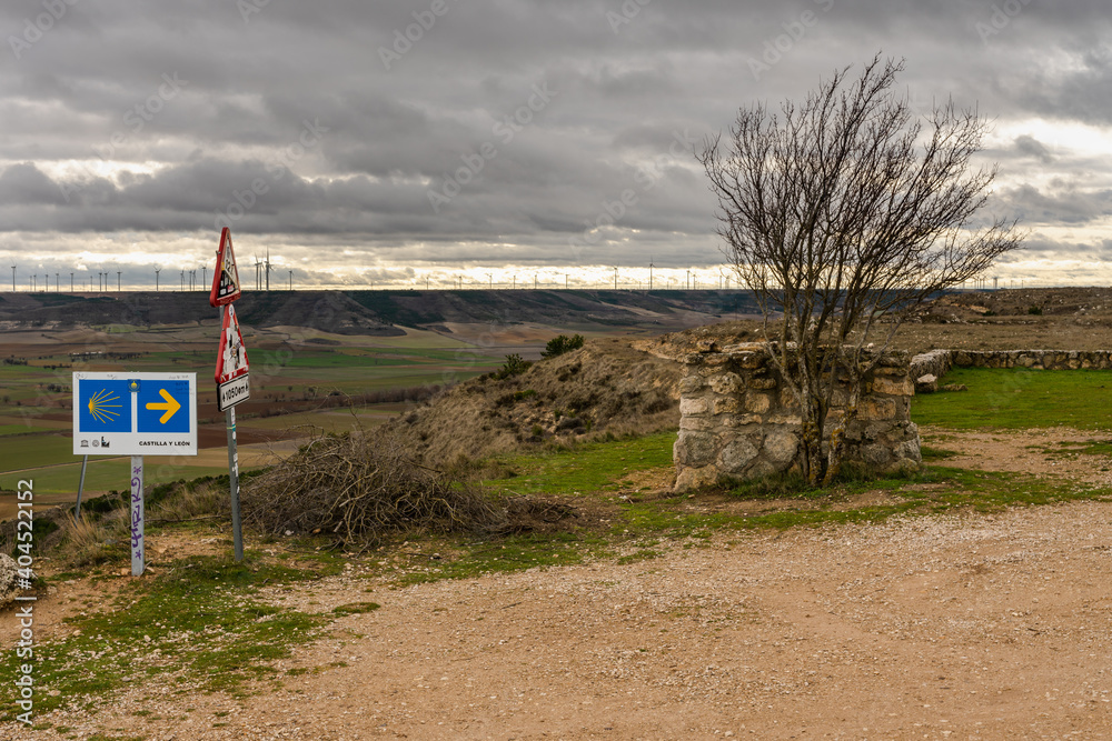 Vista del paesaggio e del cartello del cammino di santiago