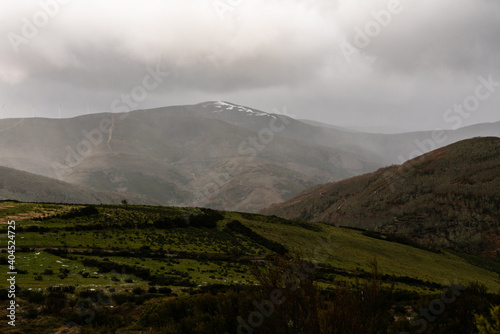 Panorama lungo il cammino di santiago durante una giornata nuvolosa photo