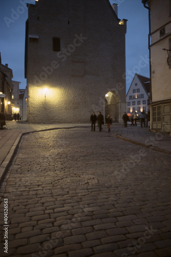 Abends in der Altstadt von Tallinn  Estland  neben dem Rathaus