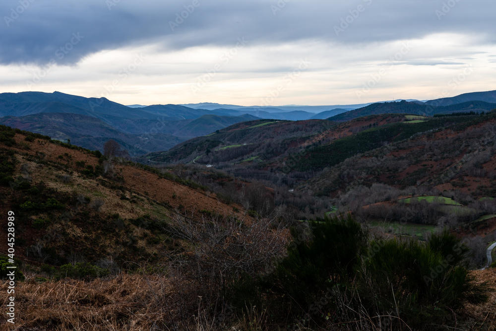 Panorama di delle montagne ripreso da un sentiero lungo il cammino di santiago