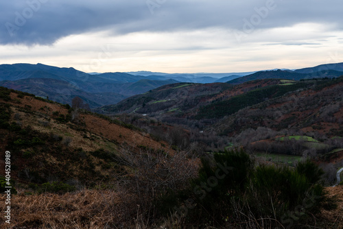 Panorama di delle montagne ripreso da un sentiero lungo il cammino di santiago