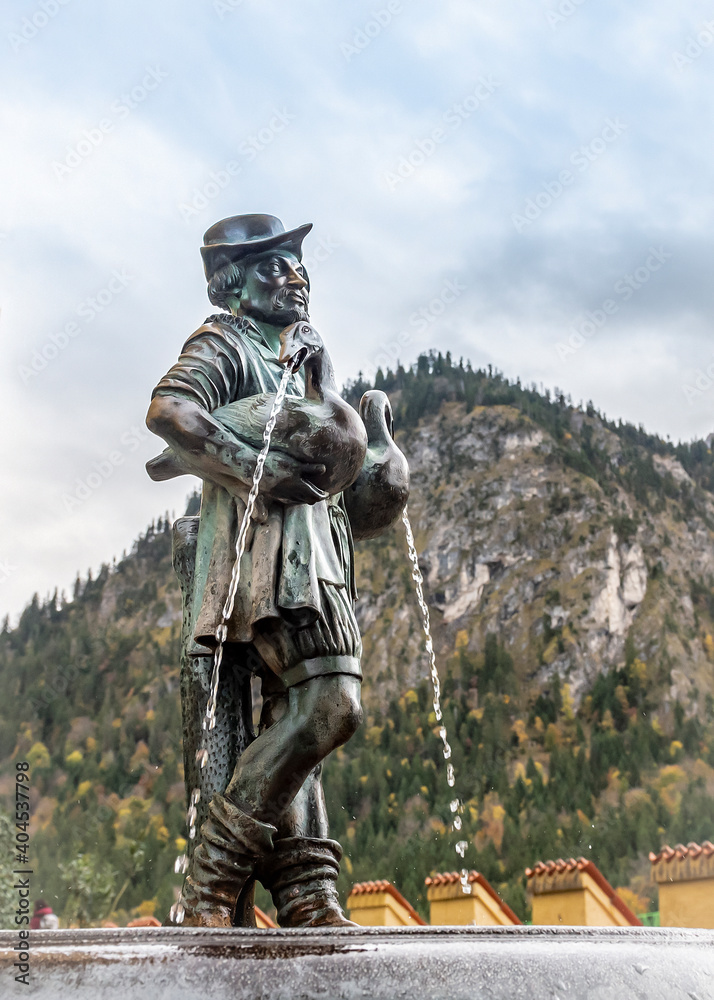 Φωτογραφία Fountain in the form of a peasant with geese in the Hohenschwangau castle datin