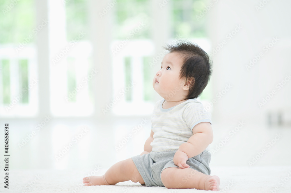 見上げる赤ちゃん 見上げる赤ちゃん