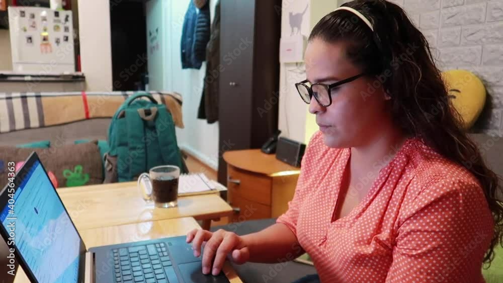 mujer frente a su computadora en su casa trabajando en home office