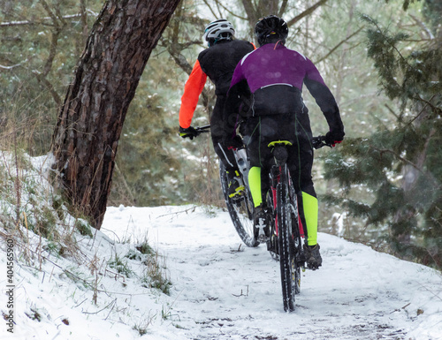 Btt cyclists get out of focus in the snow. Extreme mtb in the snow