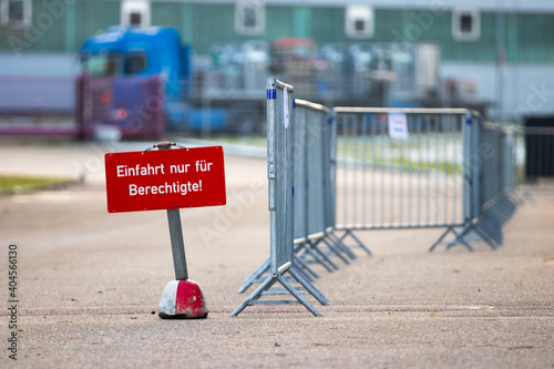 Schild  Einfahrt nur für Berechtigte am Impfzentrum Sinsheim