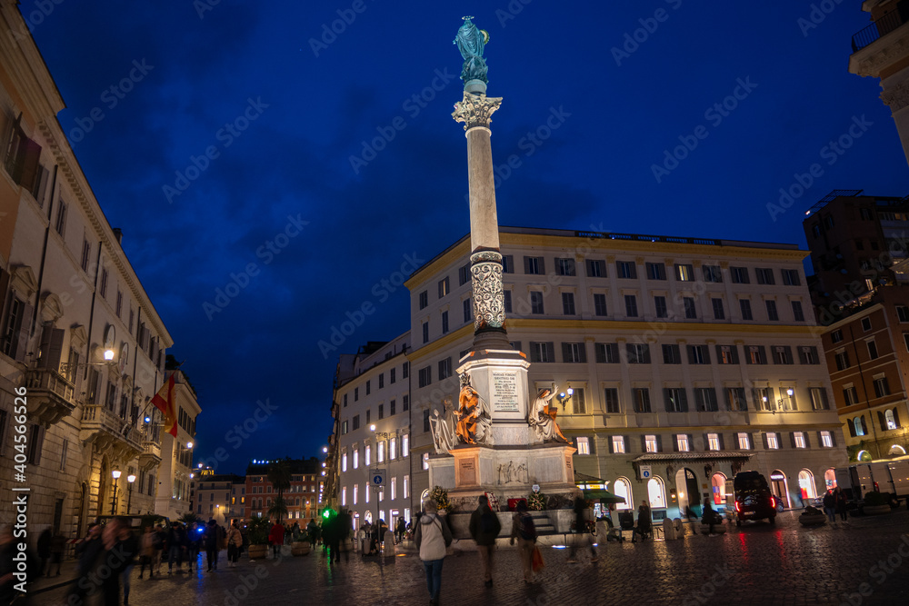 Columna de la Inmaculada Concepción en Piazza di Spagna, Roma, Italia. Vista nocturna.