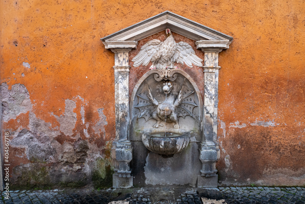 Φωτογραφία Histórica fuente de agua potable con dragón en la Via della Conciliazione, camino al Vaticano
