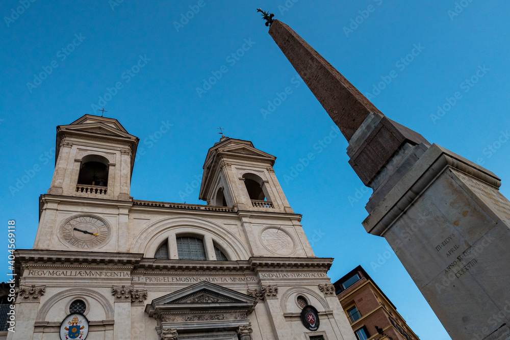 Frente de la iglesia Trinita dei Monti y obelisco en Piazza di Spagna. Roma, Italia.