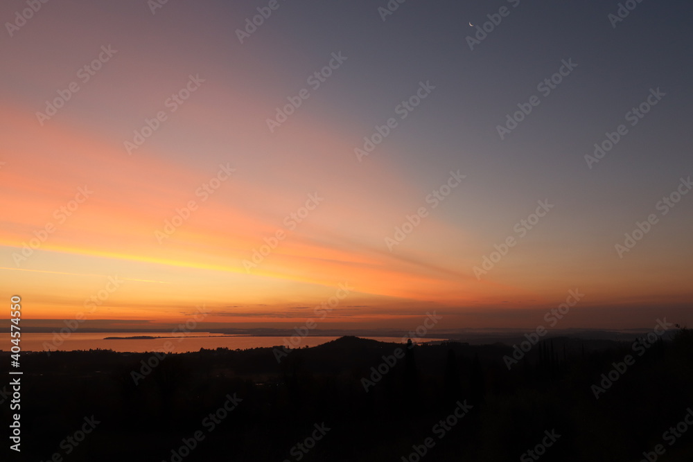 alba in una mattina d'inverno sul lago di Garda