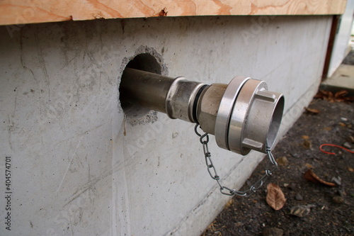 Wasseranschluss mit C-Kupplung an einer Hauswand