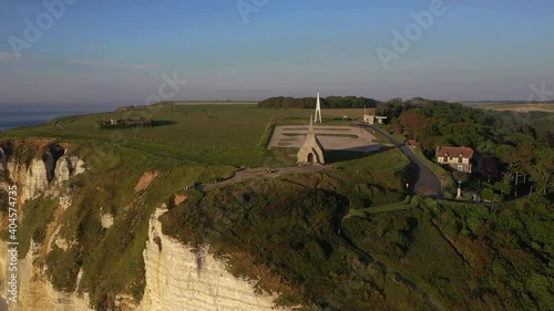 Vue aérienne de la Chapelle Notre Dame de la Garde à Étretat au bord des falaises, au coucher du soleil, en Normandie photo