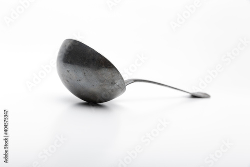 Alte Schöpfkelle aus Silber vor Weissem Hintergrund