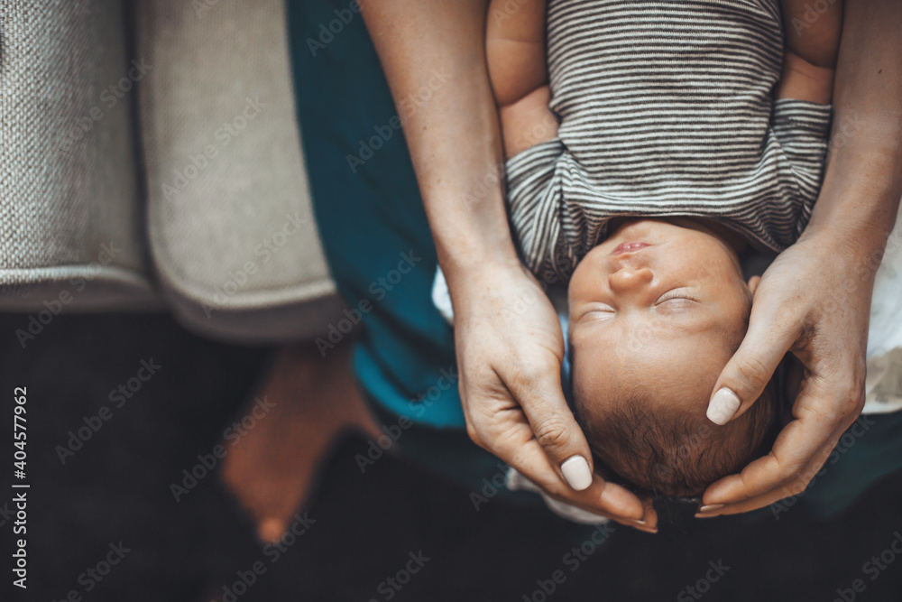 Φωτογραφία Upper view photo of a caucasian mother holding her newborn daughter on the knees