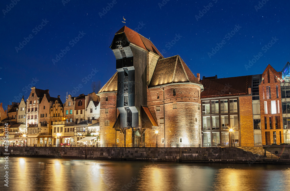 Φωτογραφία Historic old town and historic port crane in Gdansk in the evening time, Poland