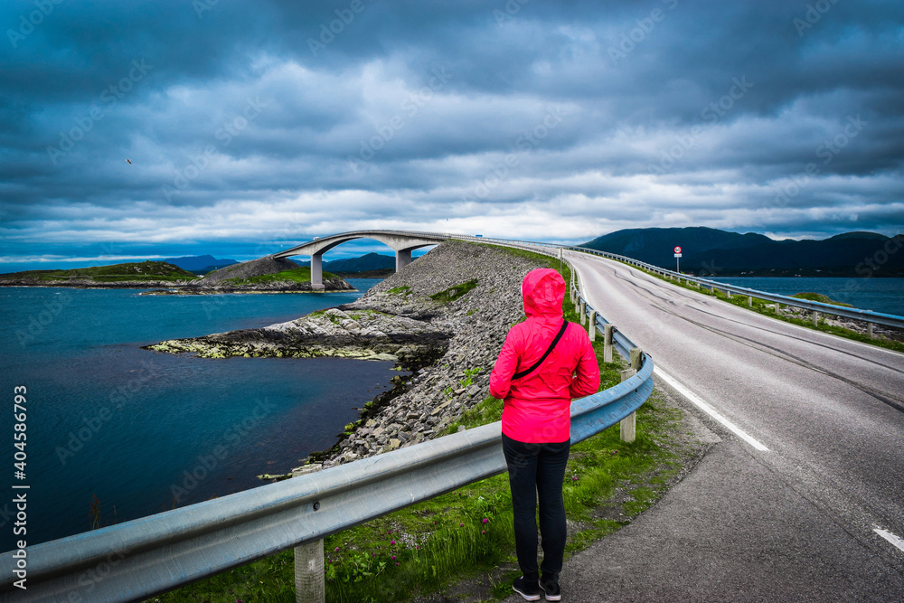 Φωτογραφία Girl tourist on the background of Storseisundet Bridge (Storseisundbrua)