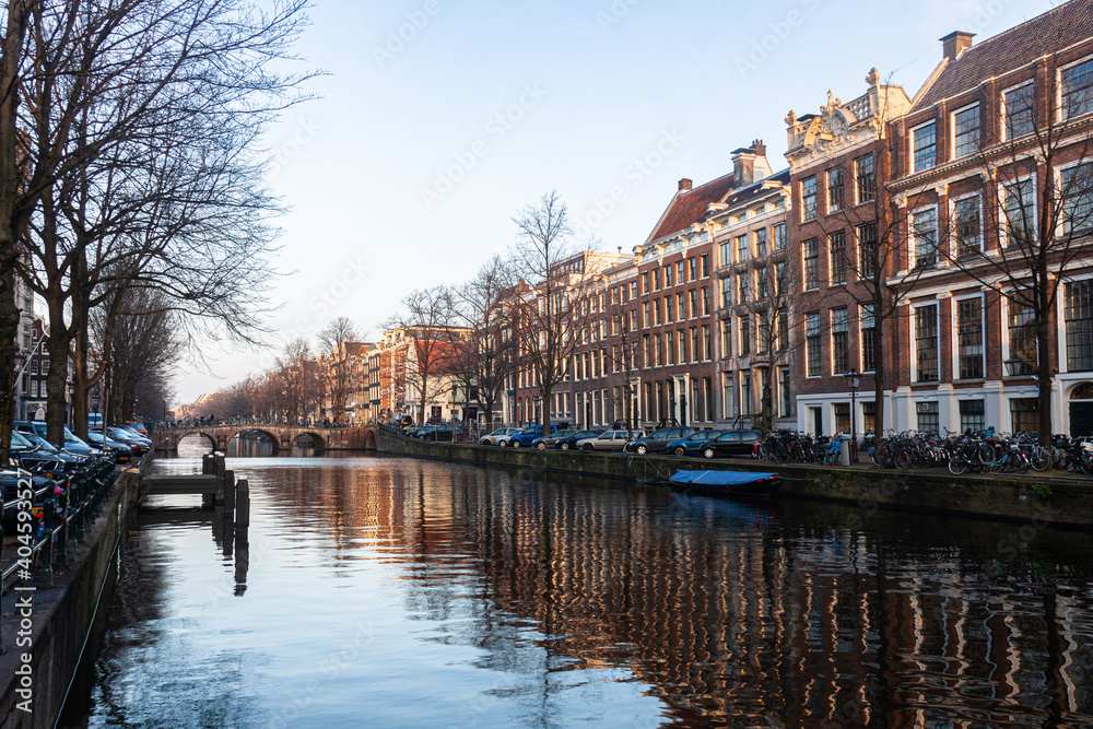 Casas na beira de um canal em Amsterdam na Holanda em um final de tarde