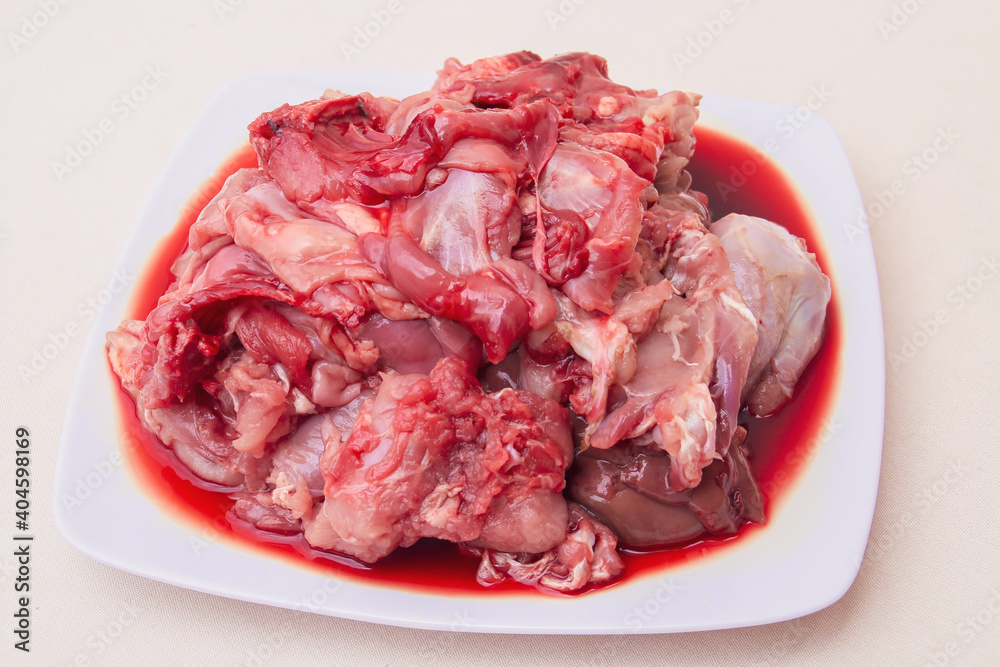 Carne de conejo salvaje recién trozeado. Carne muy proteínica y con poca grasa lista para ser utilizada en la cocina. Carne de conejo salvaje recién trozeado. Carne muy proteínica y con poca grasa lista para ser utilizada en la cocina.