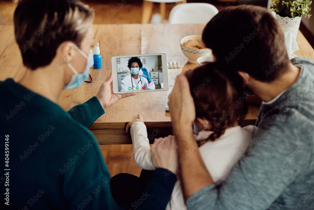 Φωτογραφία Close-up of African American doctor having video consultations with a family due to COVID-19 pandemic