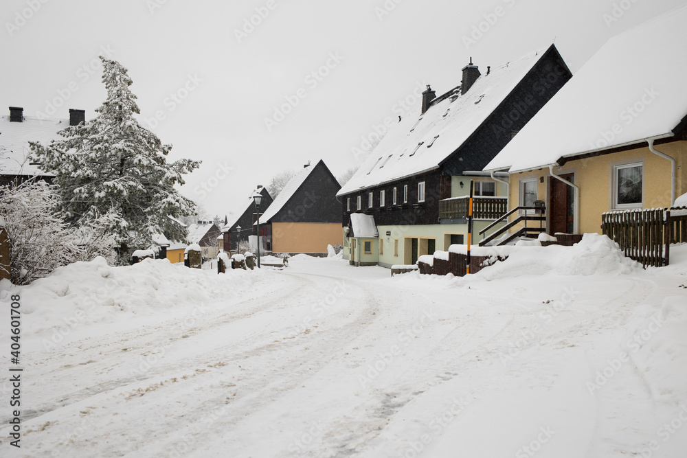 Eingeschneites Dorf im Erzgebirge