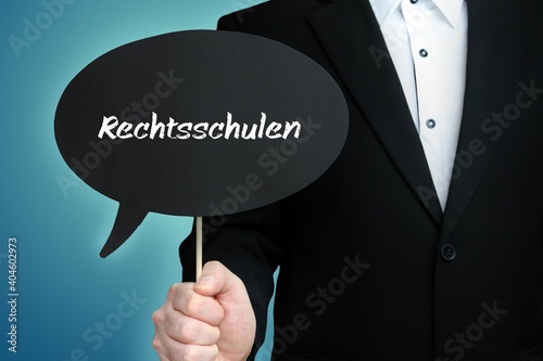 Rechtsschulen. Mann (Anwalt) hält Schild mit Beschriftung. Sprechblase mit Text (deutsch). Hintergrund blau photo