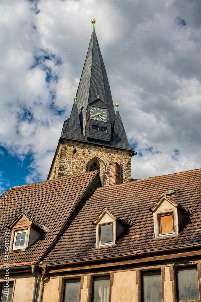 bernburg, deutschland - altstadt mit turm der marienkirche.