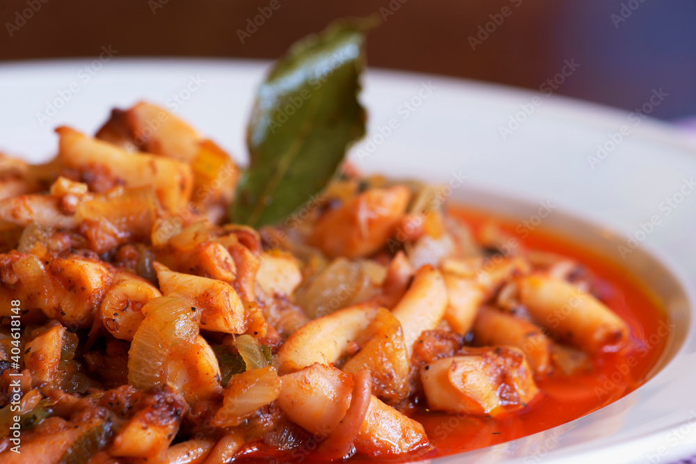 Restaurante S'estanc vell. pulpo con cebolla.Villafranca de Bonany.Mallorca.Islas Baleares. España. Restaurante S'estanc vell. pulpo con cebolla.Villafranca de Bonany.Mallorca.Islas Baleares. España.