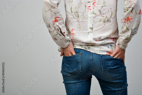 Foto frau bodypart torso in jeans stehend bauchfrei bacuh tailel schlank po beine dec