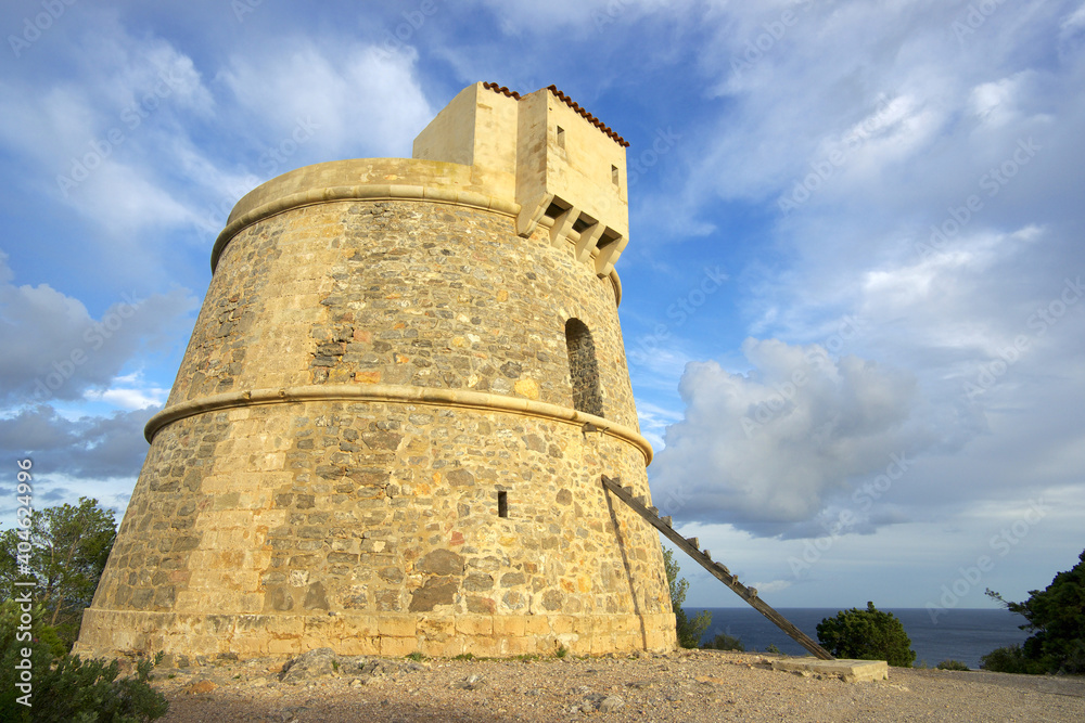 Torre des Campanitx ( Torre d´en Valls),(s.XVIII). Punta de Sa Torre.Es Pou des Lleo.Ibiza.Islas Pitiusas.Baleares.España. Torre des Campanitx ( Torre d´en Valls),(s.XVIII). Punta de Sa Torre.Es Pou des Lleo.Ibiza.Islas Pitiusas.Baleares.España.