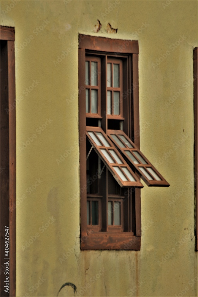 Obraz premium old window with shutters