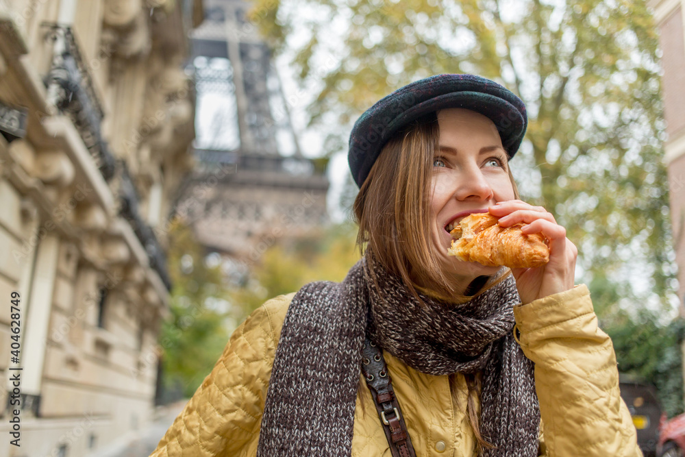 Φωτογραφία Beautiful woman eating croissant in the street enjoying good warm weather with e