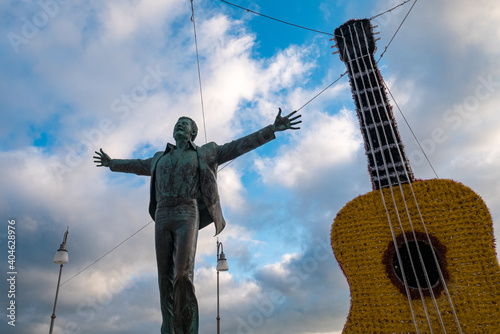 Estatua homenaje al cantante y compositor de Polignano al Mare, Puglia, sur de Italia, Domenico Modugno. photo