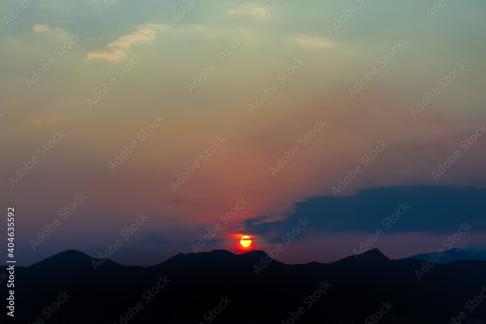 atardecer en las montañas con un cielo nublado