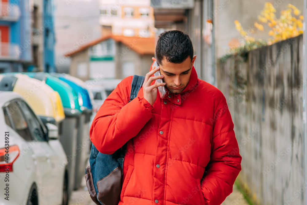 Obraz premium man talking on the phone walking in the city