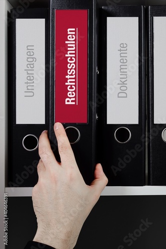 Rechtsschulen. Ordner mit Beschriftung im Regal/Schrank eines Anwalts. Rotes Etikett mit Text im Fokus. photo