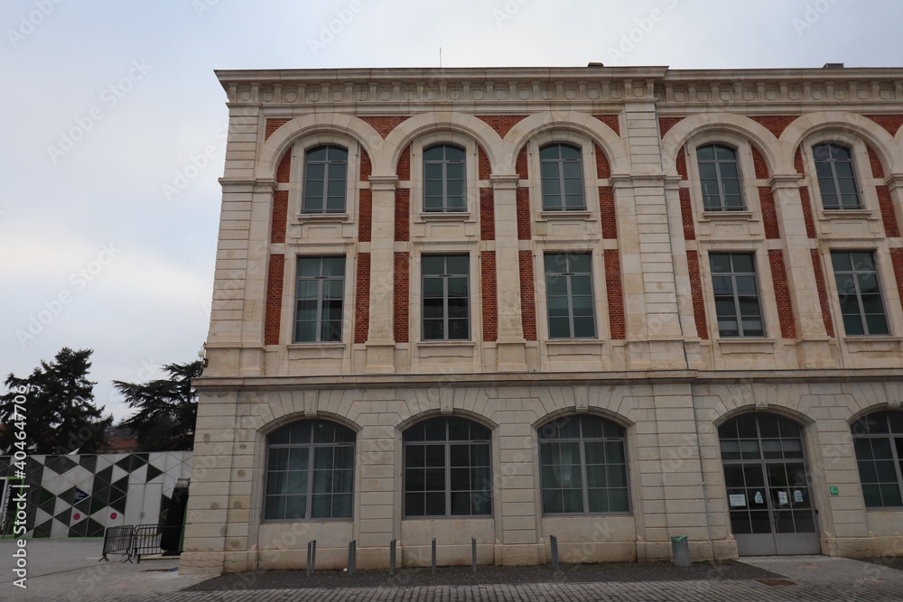 Ancien bâtiment de la manufacture nationale d'armes transformé en école d'art et du design dans la cité du design, ville de Saint Etienne, département de la Loire, France