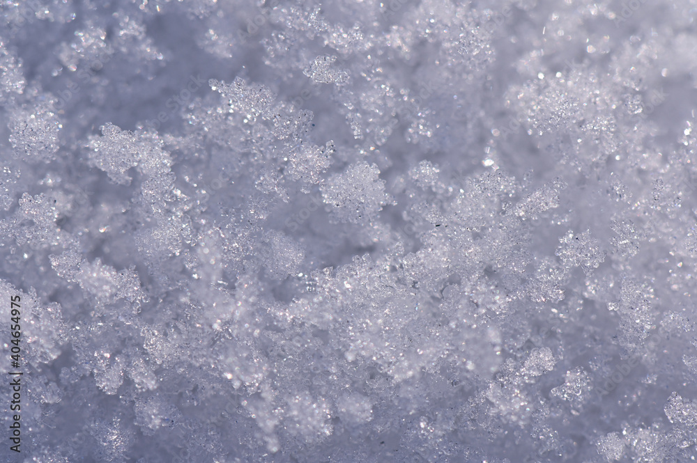 Obraz premium Makroaufnahme von weißem Schnee, Schneekristalle im Detail