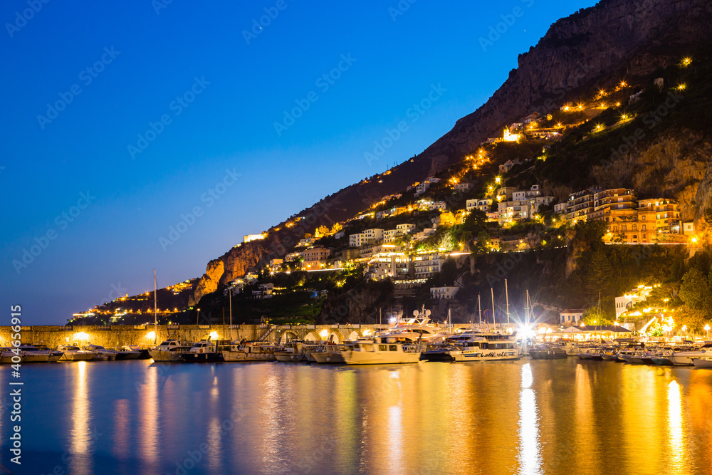 Naklejka premium イタリア ライトアップされた夜のアマルフィの港と海岸