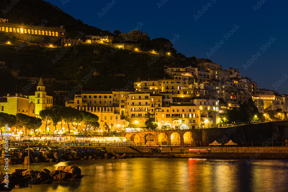 イタリア　ライトアップされたアマルフィの夜の街並みと海岸