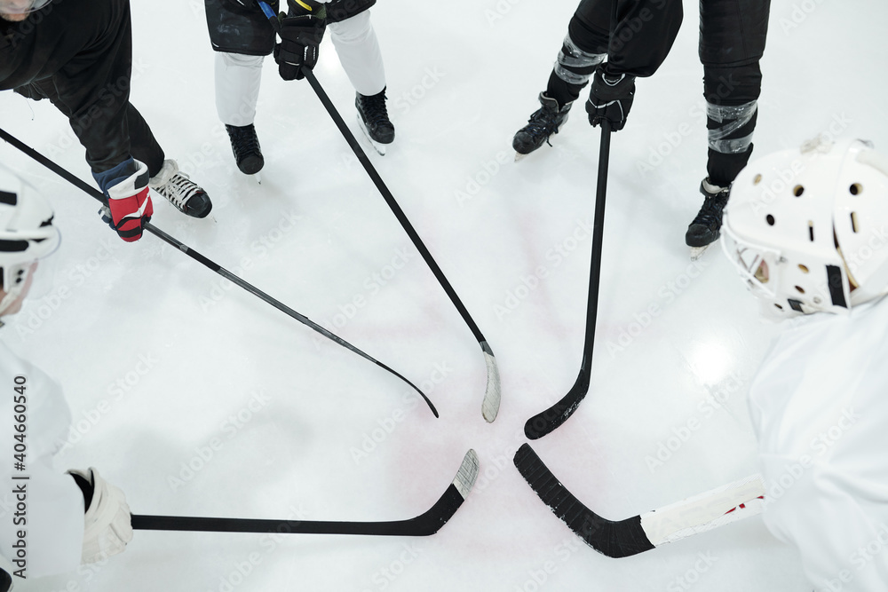 Obraz premium Group of hockey players in sports uniform, gloves and skates standing in circle