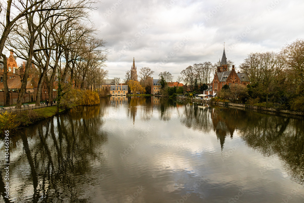 Prédios em volta de canal em Bruges na Bélgica  