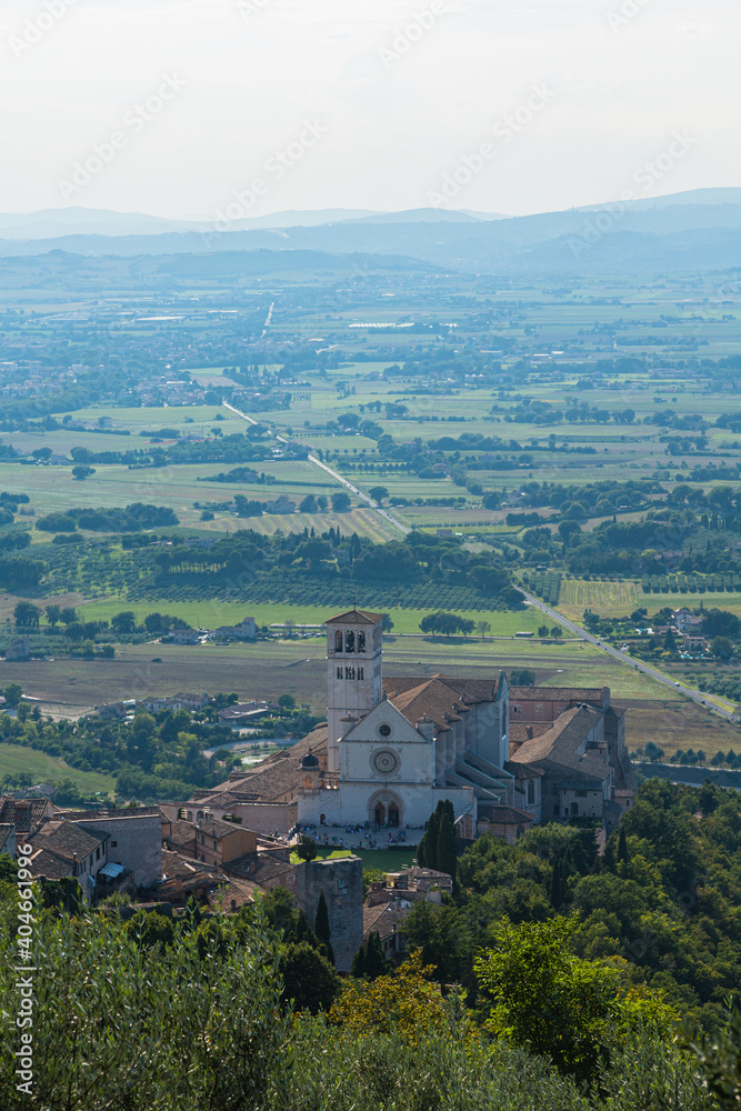 イタリア　丘から見えるアッシジのサン・フランチェスコ大聖堂
