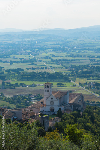 イタリア 丘から見えるアッシジのサン・フランチェスコ大聖堂 